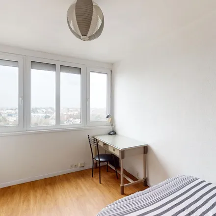 Rent this 3 bed apartment on Bâtiment 9 in 95 Résidence du Bois Saint-Louis, 44700 Orvault