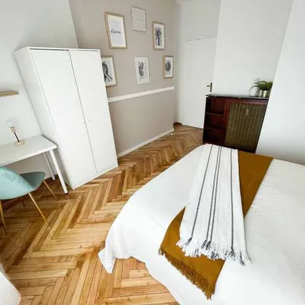 Image 5 - Calle de Vicente Gaceo, 17, 28029 Madrid, Spain - Apartment for rent