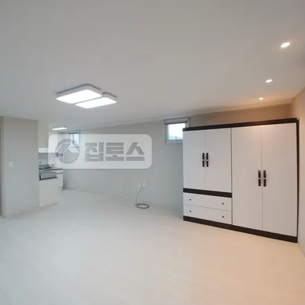 Rent this studio apartment on 서울특별시 서초구 양재동 302-2