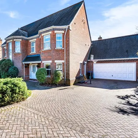Rent this 5 bed townhouse on Aspen Court in Virginia Water, GU25 4TD