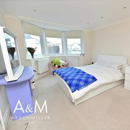 Image 6 - Purley Close, London, IG5 0TP, United Kingdom - House for sale