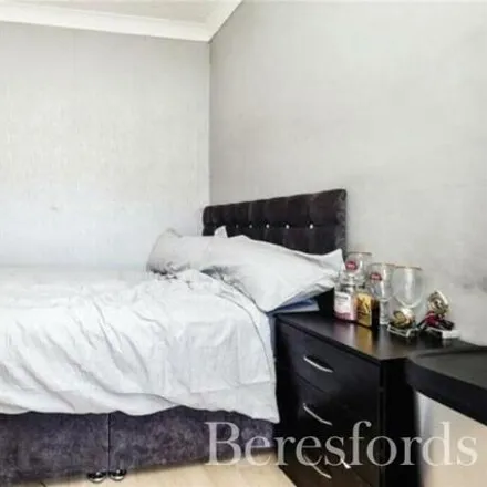 Image 9 - Linley Crescent, London, RM7 8RB, United Kingdom - Townhouse for sale