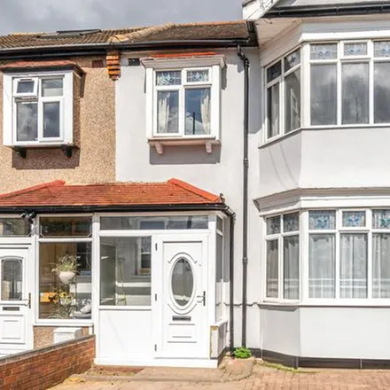 Rent this 4 bed townhouse on Cranbrook Rise in London, IG1 3QH