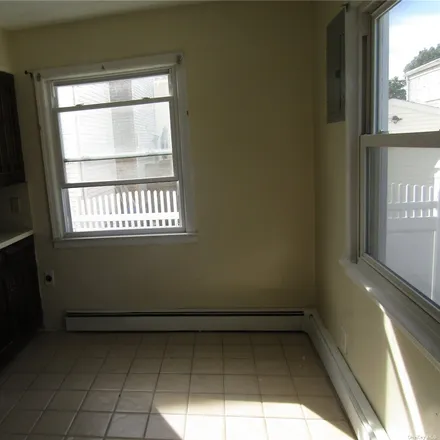 Image 5 - 24 Ruth Place, Village of Lynbrook, NY 11563, USA - House for rent