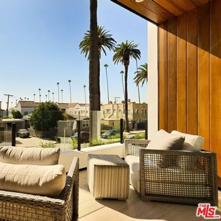 Image 9 - 2101 Rodney Drive, Los Angeles, CA 90027, USA - House for sale