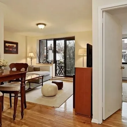Image 3 - 445 W 19th St Apt 5B, New York, 10011 - Townhouse for sale