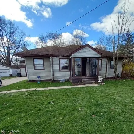 Buy this 3 bed house on 2514 Weir Road Northeast in Warren, OH 44483