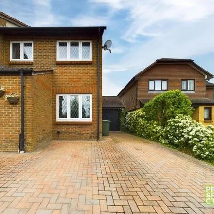 Buy this 3 bed house on Shakespeare Way in Newell Green, RG42 3AQ