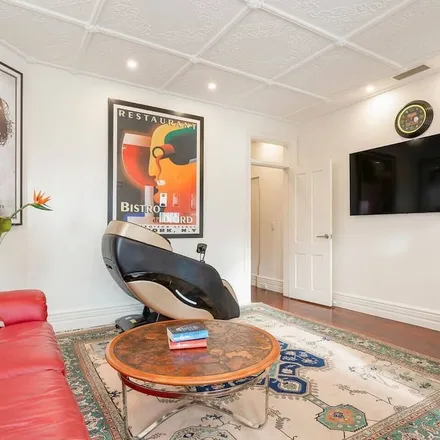 Rent this 2 bed townhouse on Milsons Point NSW 2061