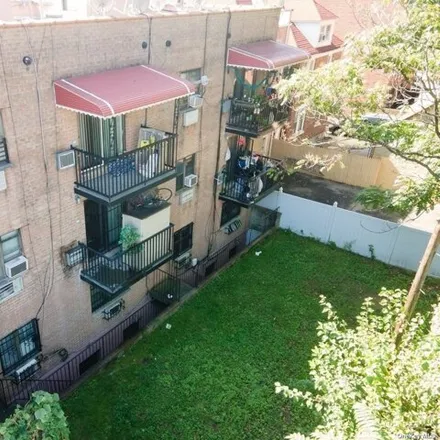 Image 3 - 56-13 Van Cleef Street, New York, NY 11368, USA - House for sale