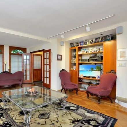 Image 7 - 70 74th Street, New York, NY 11209, USA - House for sale