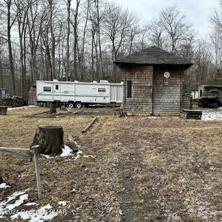 Buy this studio house on 44 Crazy Papoose Trail in Lehigh Township, PA 18424