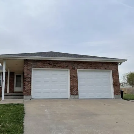 Buy this 3 bed house on 637 East High Street in Marshall, MO 65340