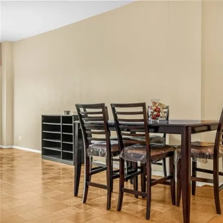 Image 9 - Fairview, 61-20 Grand Central Parkway, New York, NY 11375, USA - Apartment for sale