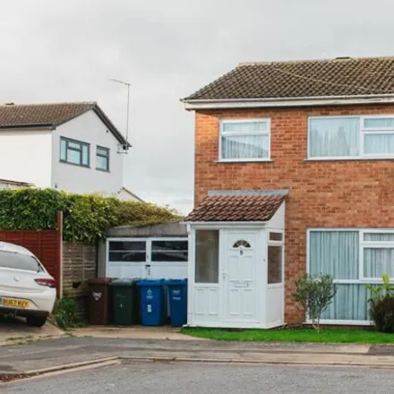 Buy this 3 bed duplex on Spinney Drive in Banbury, OX16 9TA