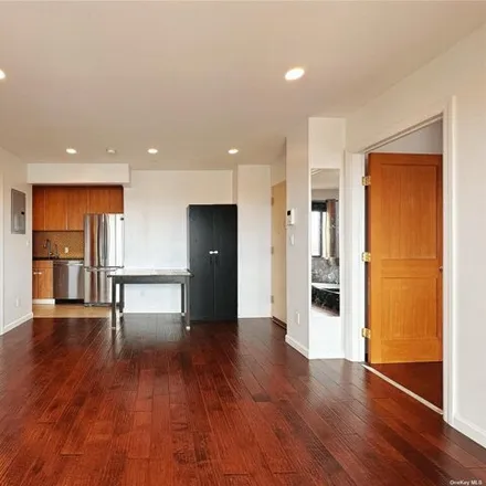 Image 2 - 31-35 Linden Place, New York, NY 11354, USA - Condo for sale