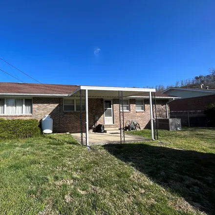 Image 3 - 113 Lilac Street, Paintsville, KY 41240, USA - House for sale