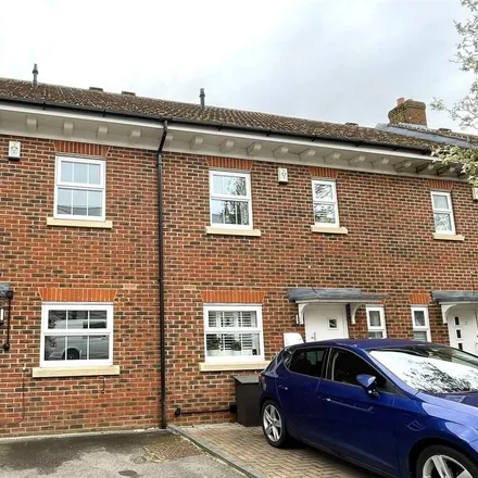 Rent this 3 bed townhouse on Jago Court in Newbury, RG14 7DX