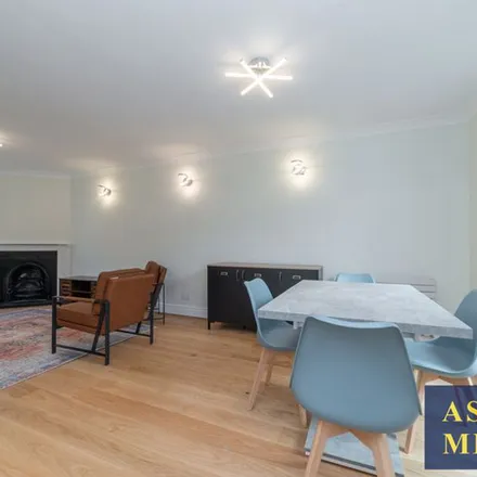 Rent this 5 bed townhouse on Valeside House in 4 Kilburn Park Road, London