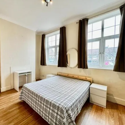Image 2 - Florence Mansions, Vivian Avenue, The Hyde, London, NW4 3YA, United Kingdom - Room for rent