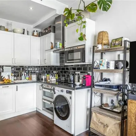 Image 5 - 211 Stephendale Road, London, SW6 2PW, United Kingdom - Apartment for sale