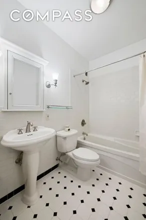 Image 2 - 529 West 42nd Street, New York, NY 10036, USA - Apartment for sale