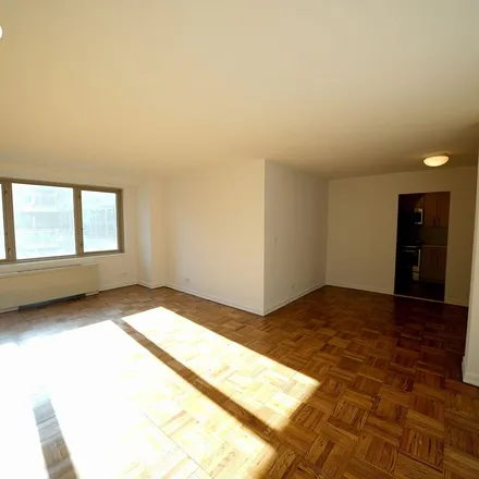 Image 2 - 427 East 81st Street, New York, NY 10028, USA - Apartment for rent