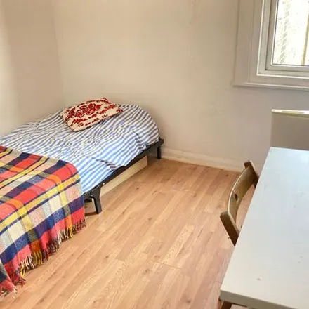 Rent this 5 bed apartment on Oxfam in 190 Chiswick High Road, London