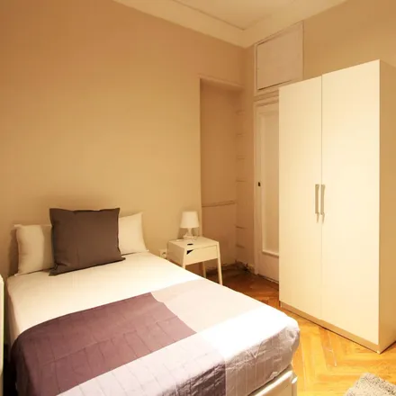Rent this 1 bed room on Calle de Guzmán el Bueno in 53, 28015 Madrid