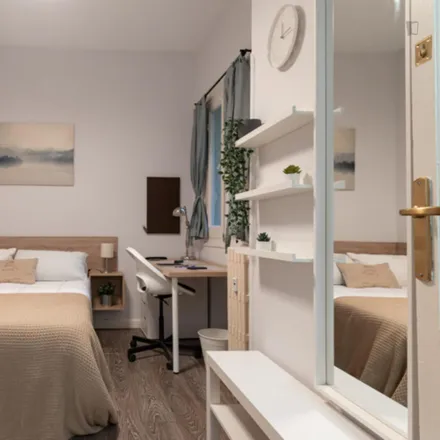 Rent this 5 bed room on Calle de Antonio Acuña in 13, 28009 Madrid