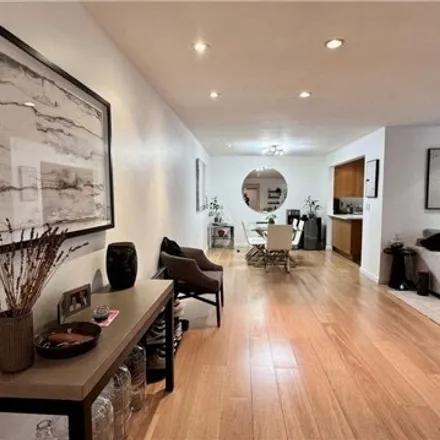 Image 2 - 687 Westmount Drive, West Hollywood, CA 90069, USA - Condo for sale