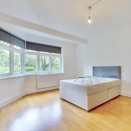 Rent this 1 bed room on 20 Princes Gardens in London, W3 0LG