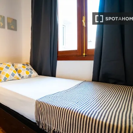 Rent this 5 bed room on Madrid in Calle de Escosura, 21