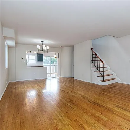 Image 2 - 6650 Avenue M, New York, NY 11234, USA - House for sale