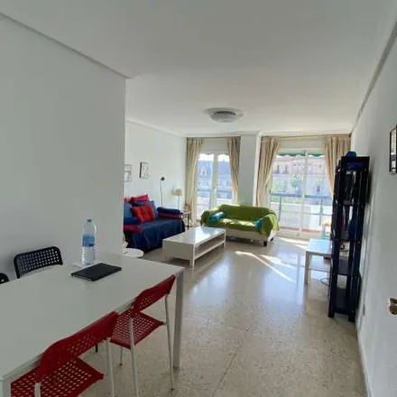 Image 4 - Plaza del Ejército Español, 41018 Seville, Spain - Apartment for rent