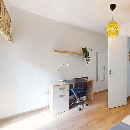 Rent this 6 bed room on Carrer del Pintor Zariñena in 46001 Valencia, Spain