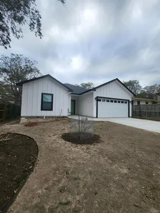 Rent this 3 bed house on 989 Prescott Street in Kerrville, TX 78028