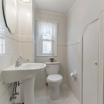 Image 5 - 30-04 154th Street, New York, NY 11354, USA - House for sale