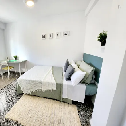 Rent this 5 bed room on Avinguda de Burjassot in 257, 46015 Valencia