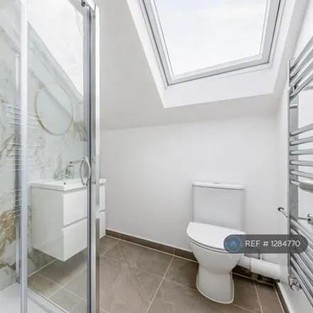 Image 5 - Bikehangar 1031, York Road, London, W3 6TW, United Kingdom - House for rent