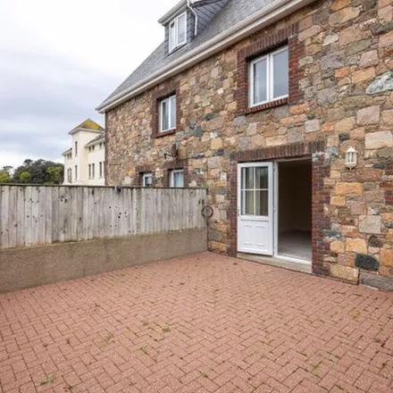 Rent this 3 bed townhouse on Fountain Lane in Saint Saviour, JE2 4RS