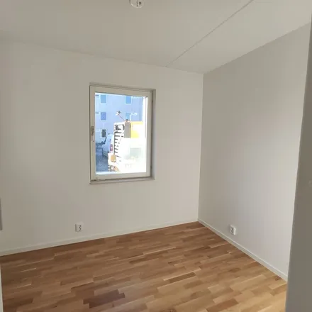 Rent this 4 bed apartment on Stridsvagnsvägen in 291 39 Kristianstads kommun, Sweden