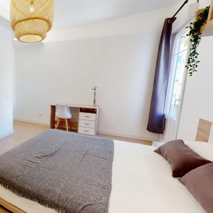 Rent this 5 bed room on Calle de Fernando el Católico in 12, 28015 Madrid