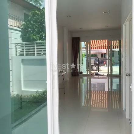 Rent this 3 bed townhouse on unnamed road in Wang Thonglang Subdistrict, Wang Thonglang District