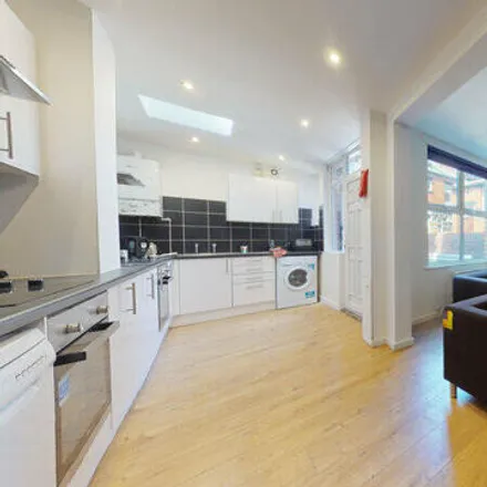 Rent this 6 bed townhouse on 39-91 Headingley Mount in Leeds, LS6 3EW