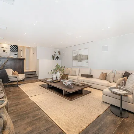Rent this 5 bed townhouse on 9 Deanery Street in London, W1K 1BL