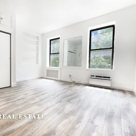 Image 2 - 151 East 62nd Street, New York, NY 10065, USA - Townhouse for rent
