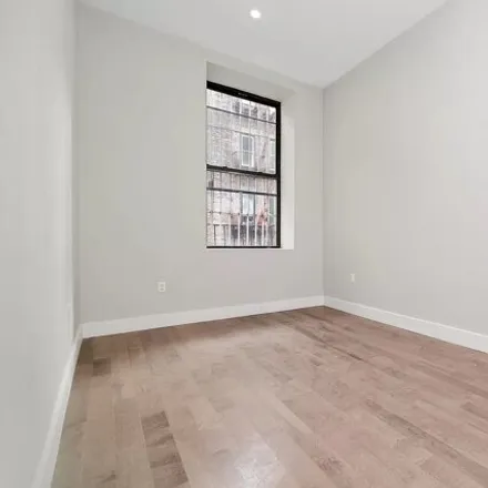 Image 5 - 20 Saint Marks Place, New York, NY 10003, USA - Apartment for rent