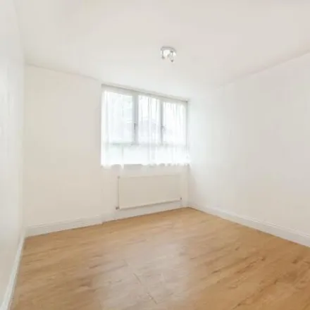 Image 5 - Sunray Avenue, Red Post Hill, London, SE24 9PR, United Kingdom - Apartment for sale