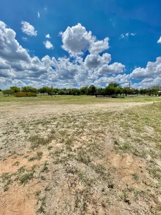 Image 3 - 101 East Green Street, Llano, TX 78643, USA - House for sale